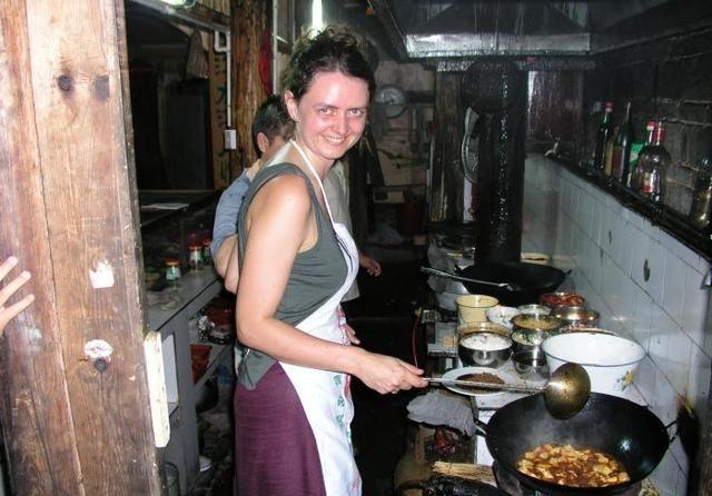 1994年，一个英国姑娘坐在成都的小馆子里，对着一碗白米饭发呆。她刚刚吃了一口鱼