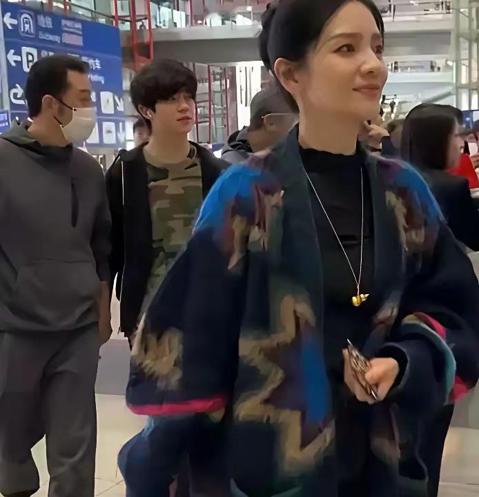 沙溢、胡可的儿子在英国读书，胡可陪读？最近国外陪读这个话题很猛。刚刷到一条内