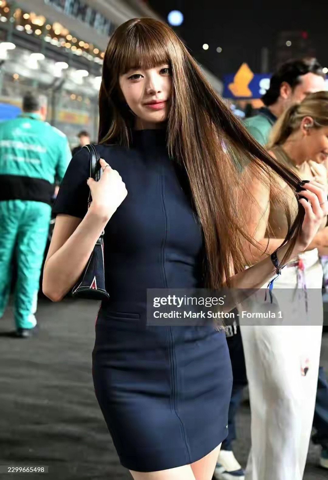 F1新加坡大奖赛现场，张元英的生图直接刷爆社交平台！久违的齐刘海长直发回归，一出