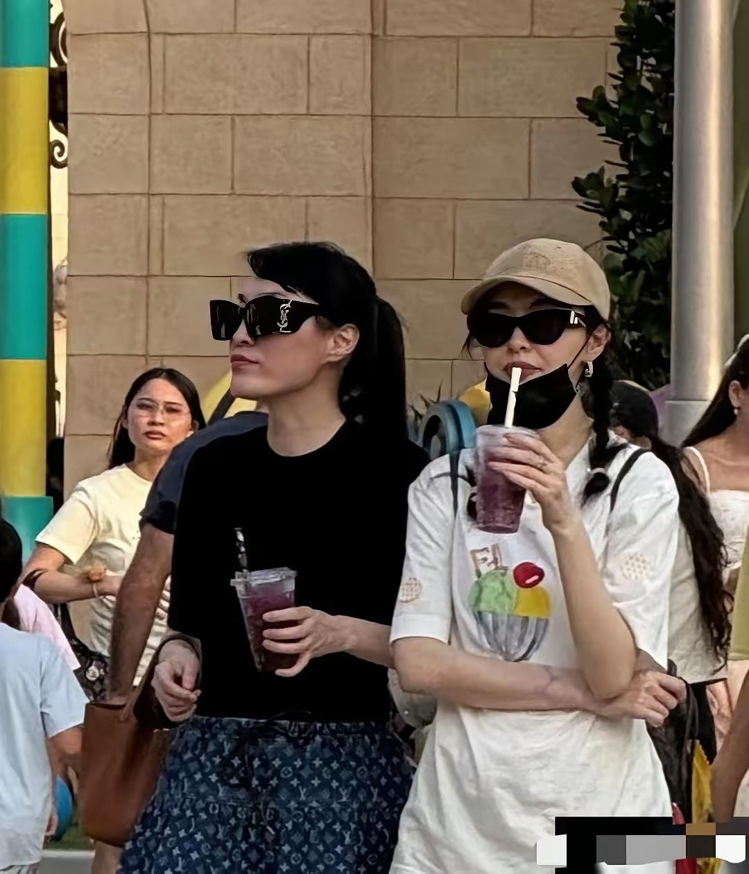 网友偶遇43岁唐嫣和罗晋一起遛娃，这夫妻俩真的很久没同框了！当天唐嫣状态好好，戴着棒球帽，扎着两个马