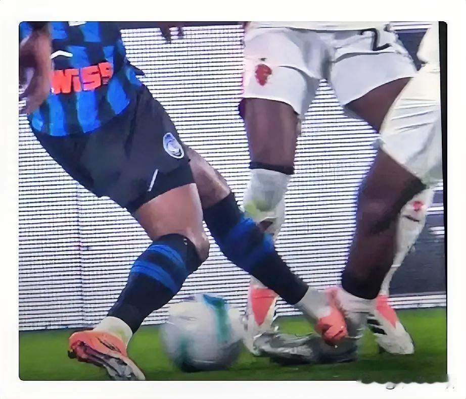 这就是米兰球迷!意大利报道称卢克曼对于福法纳的犯规应当是一个红牌动作,他本来不应