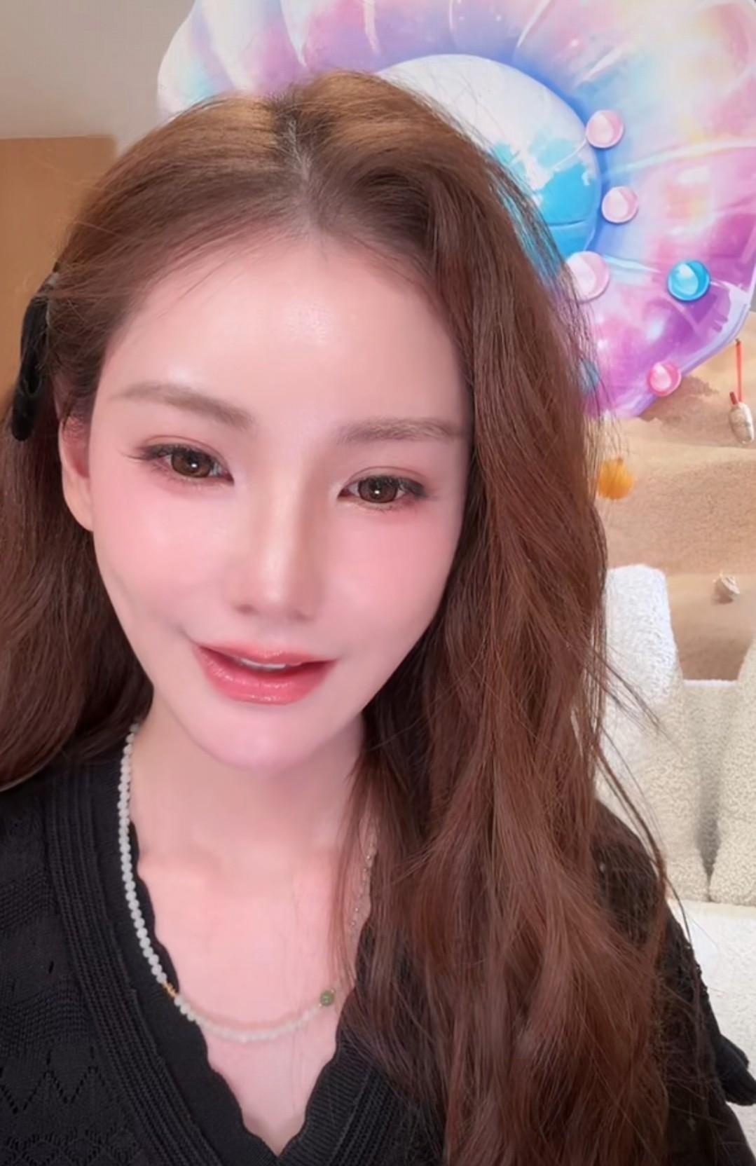 马筱梅抱着五个月大的儿子去游泳，肉嘟嘟的小身子裹着件菠萝泳衣，连泳帽都没戴，说是