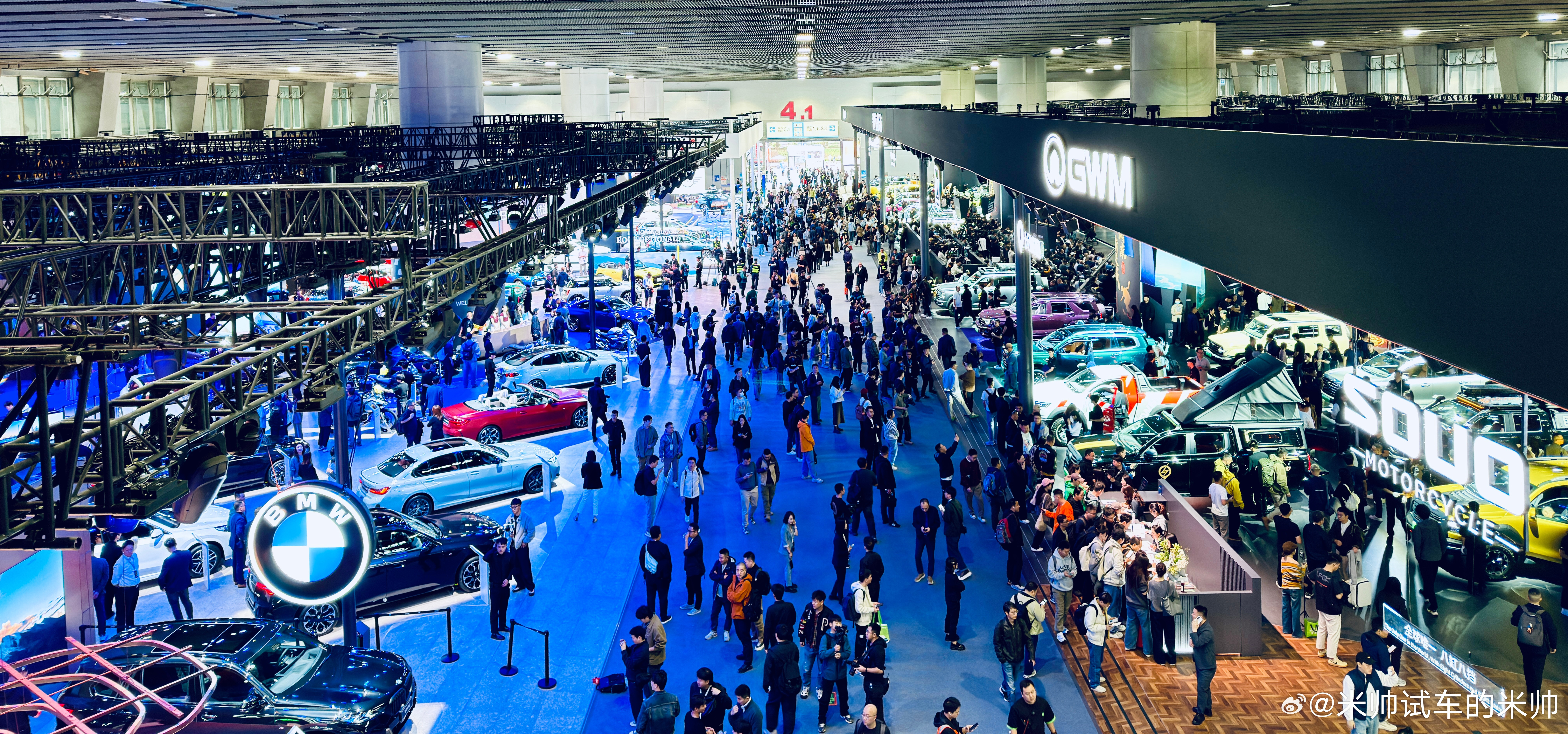 2025广州车展第一天媒体日，长城魏牌展台的卖车销售真的太讨厌了！我正在拍车呢，