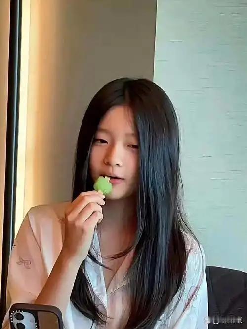 小玥儿的正脸照又曝光了，之前被妈妈保护得很好，如今走到哪里都会被拍，他与弟弟放暑