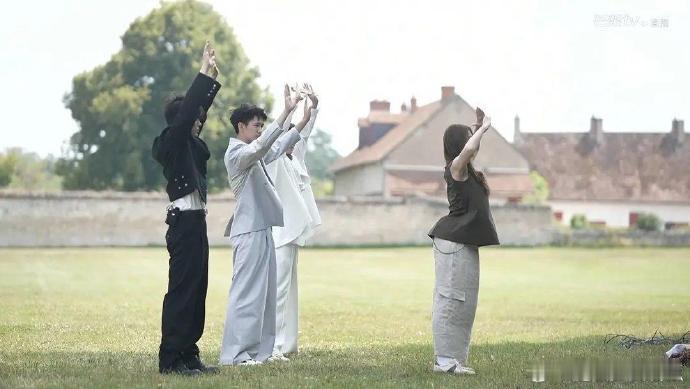 这是什么节目啊？女明星的裤子感觉跟充了气一样太尴尬了