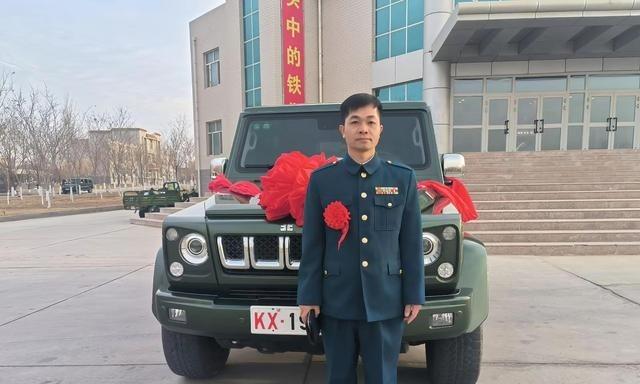 退伍前一晚根本睡不着，第二天就要脱军装了。当兵那几年确实苦，正步踢到腿抽筋，拉练