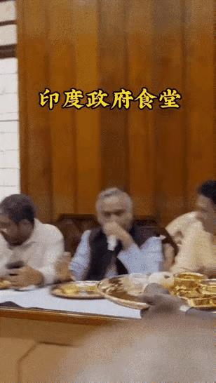 网友问一个刚从印度回来的博主，印度什么食物最好吃？博主说方便面。网友问，印度