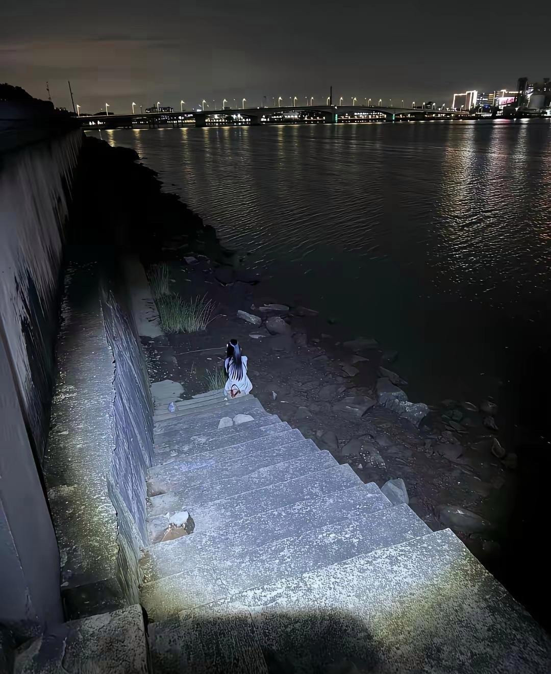 看到这一幕，从此再也不敢夜钓
