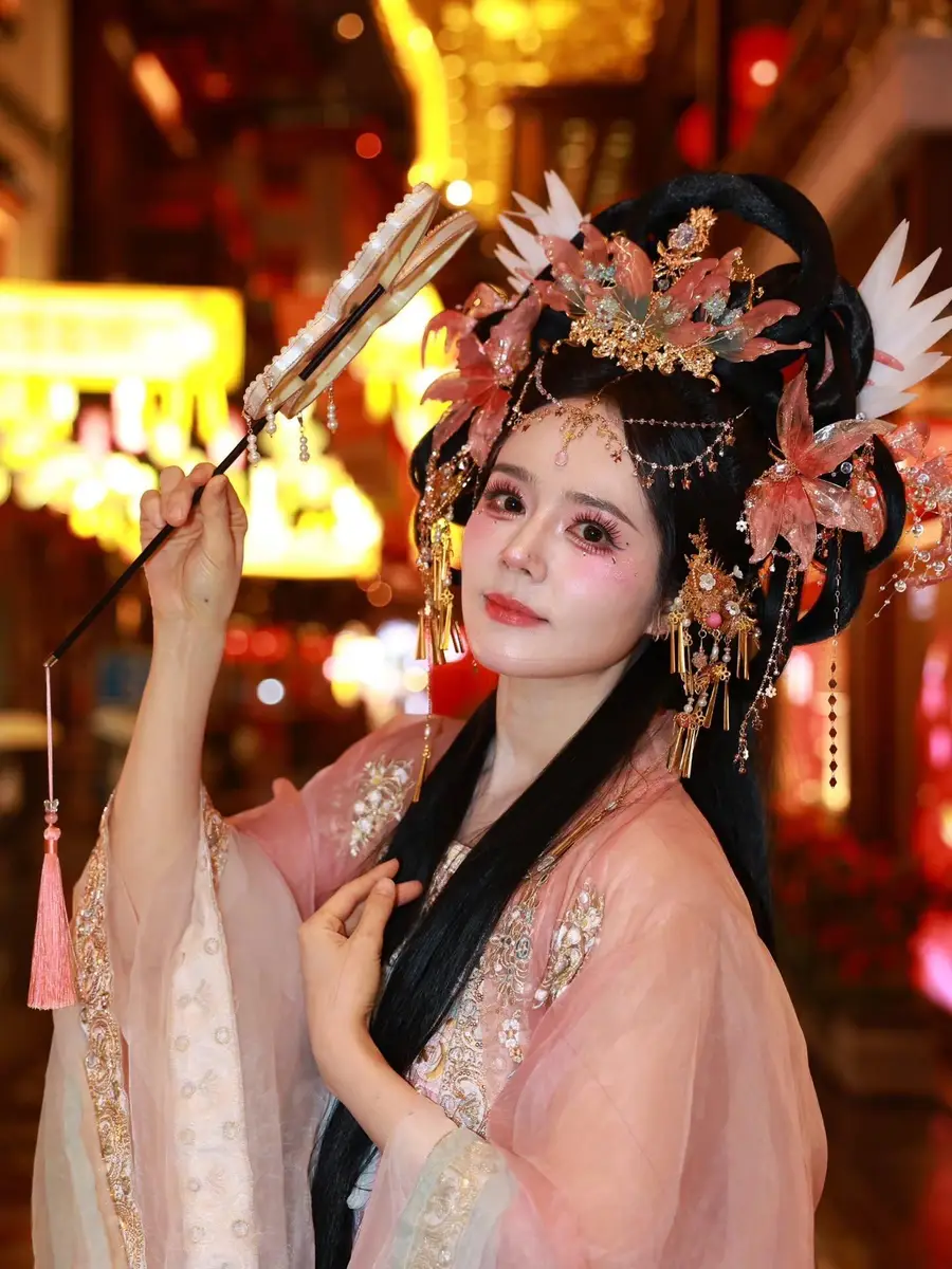 韩佳人梳古风发髻配华丽头饰明媚雅致穿粉汉服配花灯尽显东方温婉