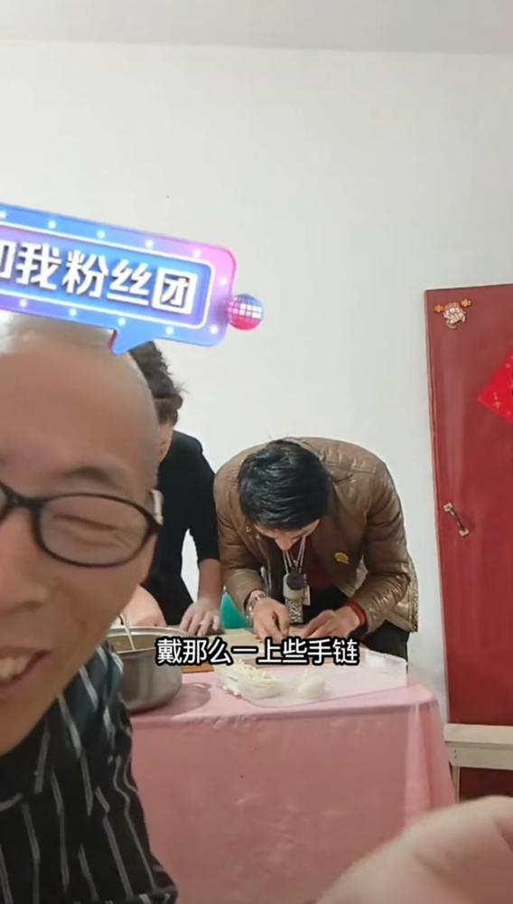 给刚认亲的继子穿新衣，拉链对了半天没对上，她身子一软直接瘫倒在志愿者怀里。