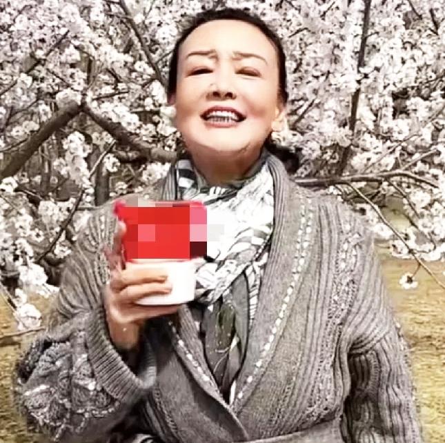 马筱梅与小汪宝出月子中心，大后天便是宝宝满月宴，这次满月酒在湾湾举办，由筱梅父母