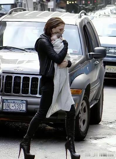 本来穿啥鞋带娃本是个人的自由，可维多利亚这穿着恨天高抱着孩子，确实看得人心惊胆战