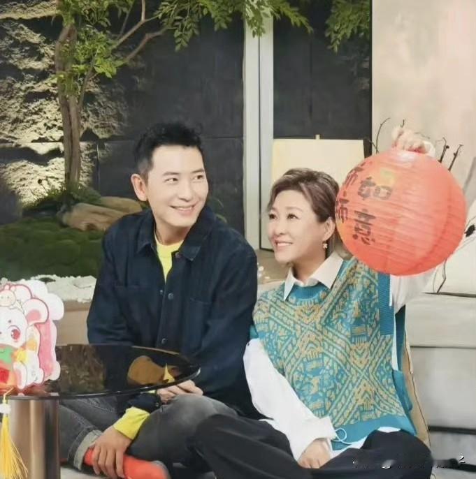 李静过年没跟家人共度欢乐时光，而是飞往泰国清迈与戴军聚会，手牵着手逛街，这对老搭