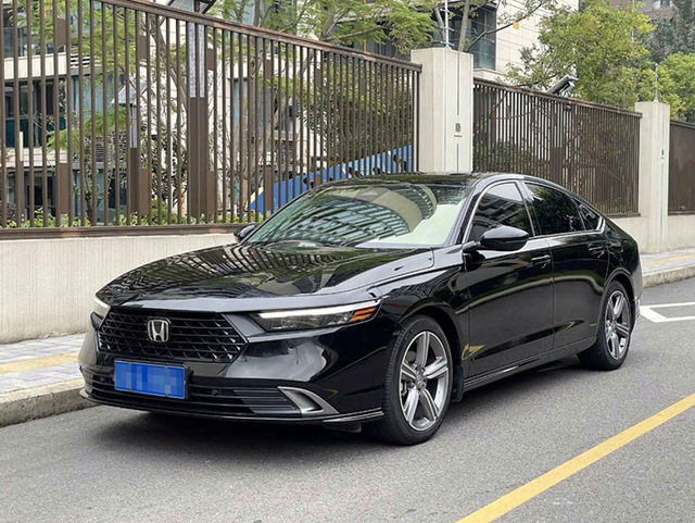 满足家用买了辆十一代雅阁前两天同事来找我取经，让我们帮忙推荐下车子，我抬手就打