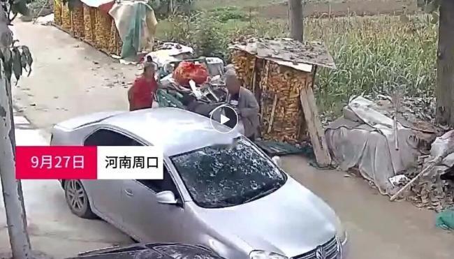 真缺德！河南周口，一个收废品的老汉以为碰上大买卖，对方说工地有几千斤废铁，但要先