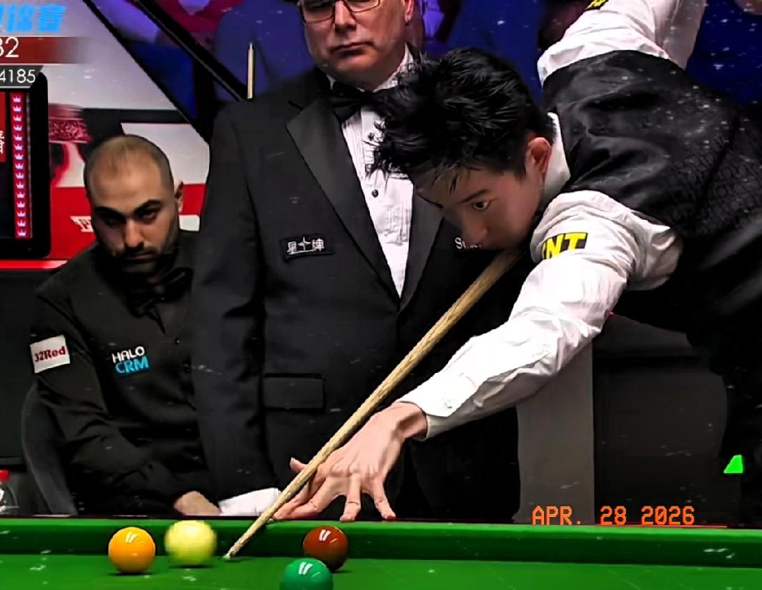 吴宜泽与瓦菲世锦赛1/4决赛第一阶段实况速报：瓦菲首局，67-36先下一城，状