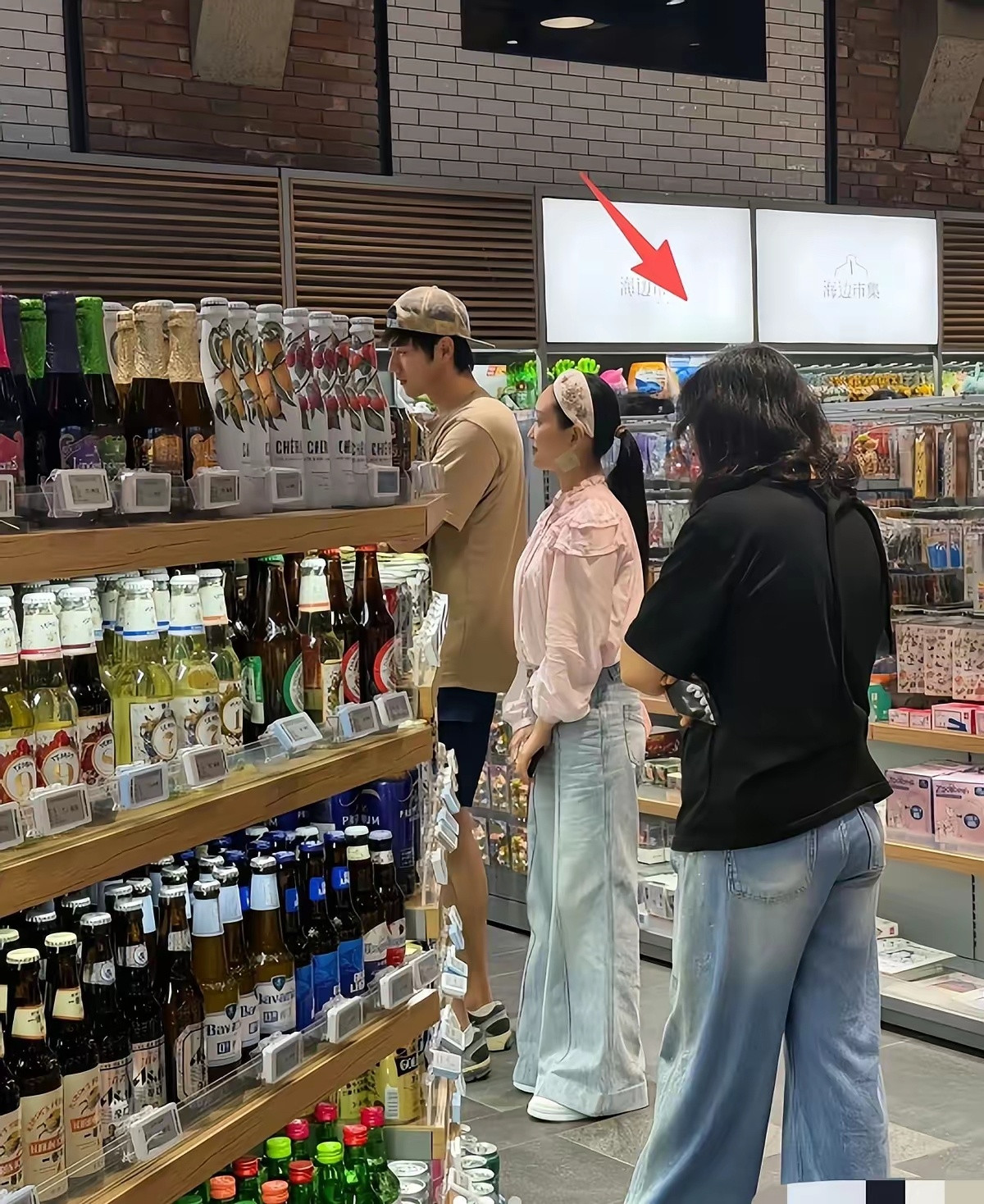 看到金莎跟婆婆出游的那个视频。婆婆在她身后，伸出手虚扶着她的腰。不是真扶，就是那