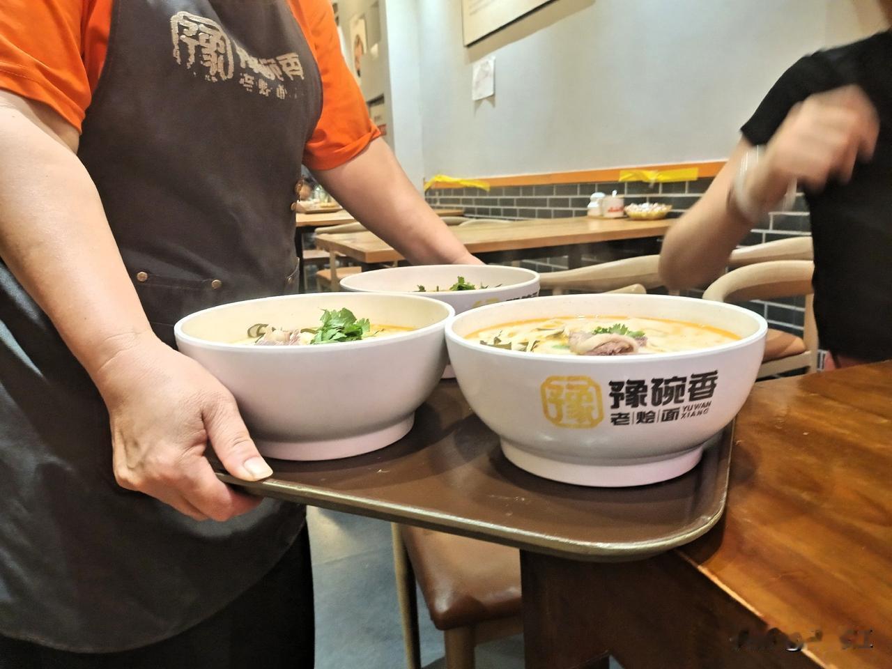 临上火车前，侄子鹏超在郑州请我们全家吃大碗烩面。第一次吃这么大碗烩画，感觉吃得很