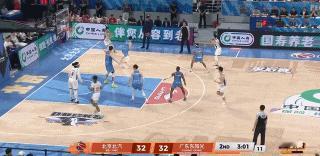 没想到，赵睿受伤下场前，广东队还以32-23领先北京队9分！但赵睿下场后，反而