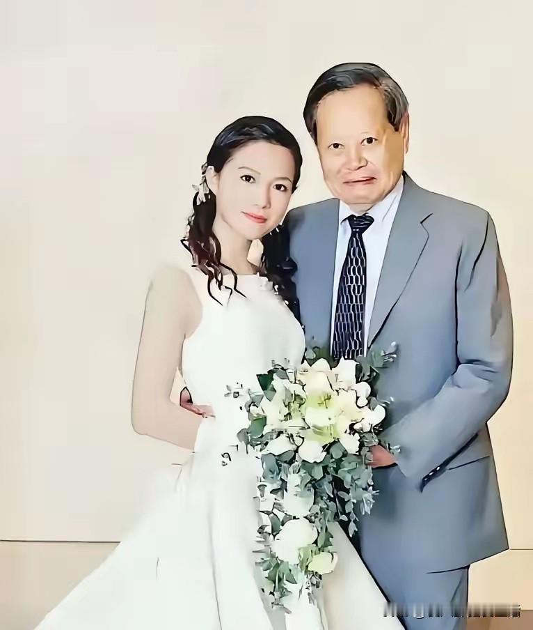 刚刚去世的杨振宁，一生最突出的贡献在于理论物理领域的开创性研究。他提出的非阿贝尔