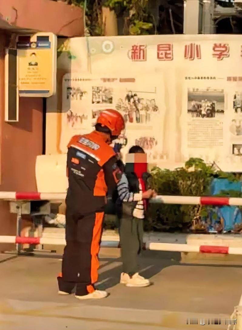 谁能想到，网上那个“叫闪送接孩子”的玩笑，竟然在新昆小学的门口真实上演了！