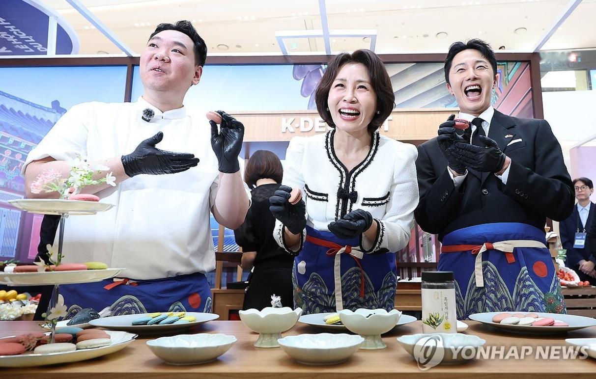 4月23日韩国第一夫人金惠景亮相越南河内乐天购物中心举行的韩国文化旅游博览会，让