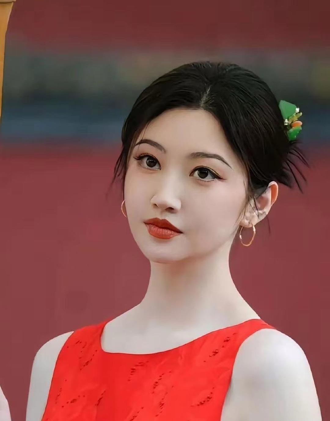 景甜风波后登《瑞丽》拍大片，“富贵花“确实是命硬。坊间一直流传小道消息，当年十分偏爱她那位豪门前男友