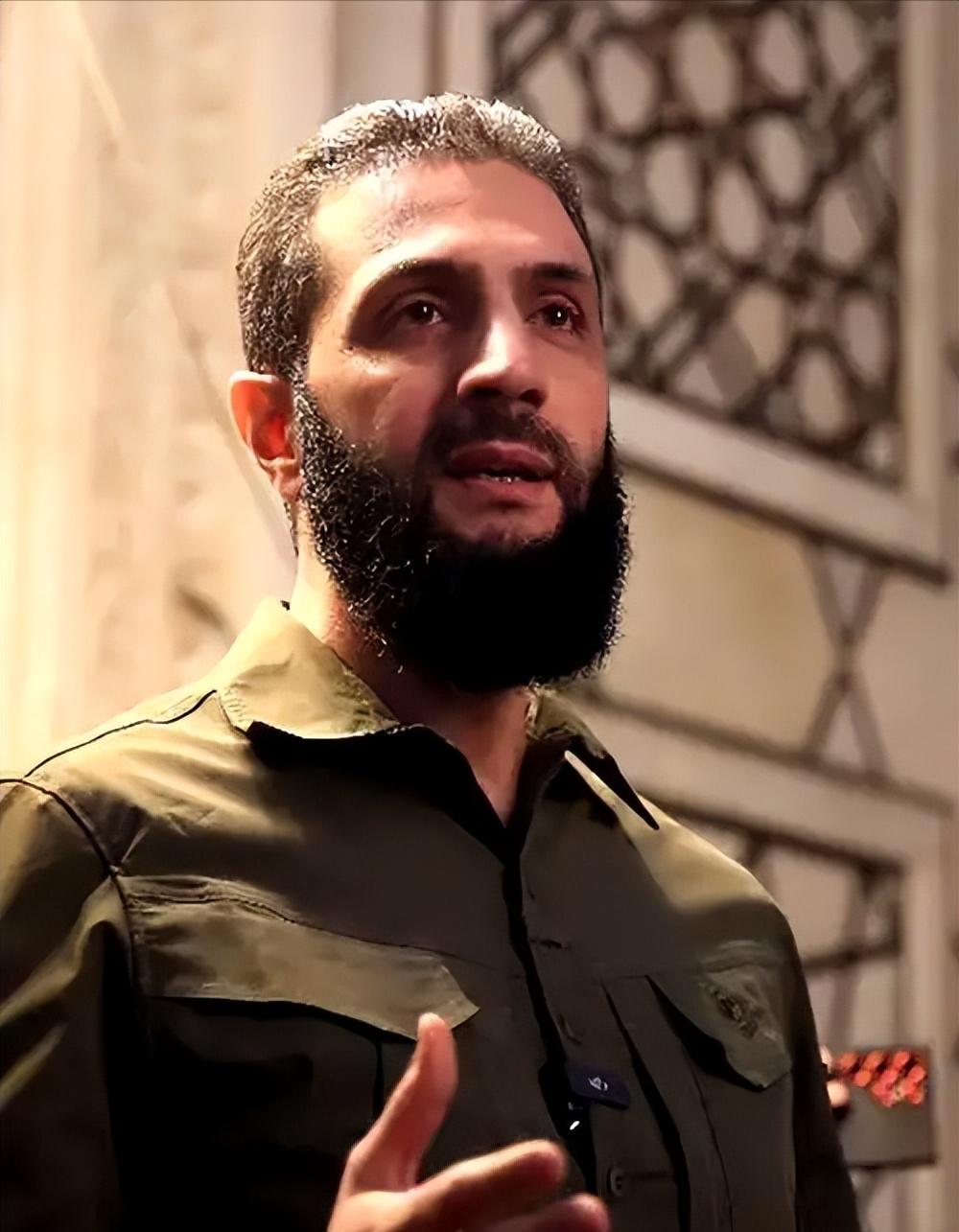 叙利亚的天彻底变了，曾经不可一世的库尔德武装终于低头了。面对朱拉尼大帅的十万大军