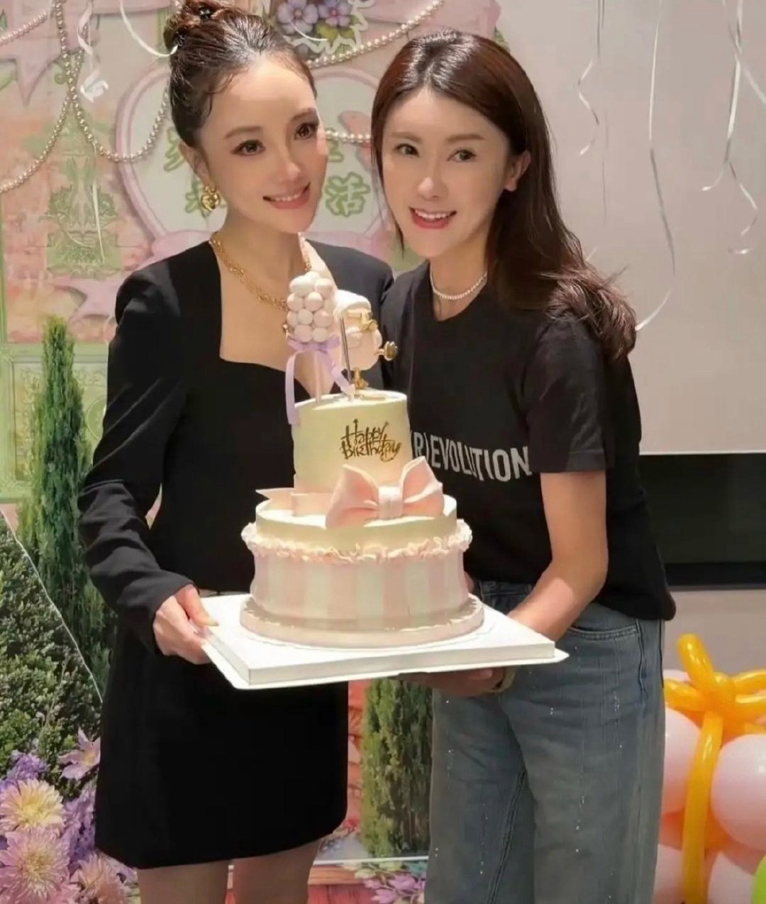 李小璐办45岁生日派对，闺蜜甘薇、杜华现身，连于正都来了，穿着黑色小礼服，脸又尖又小，越过越年轻了，