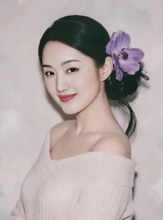 我问我妈，杨钰莹为什么能再次翻红，看着也不咋漂亮我妈白了我一眼，随后一句