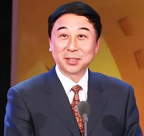 一天，冯巩带两个徒弟去吃饭，一共225元，结帐时却没人出声，谁料冯巩突然对服务员
