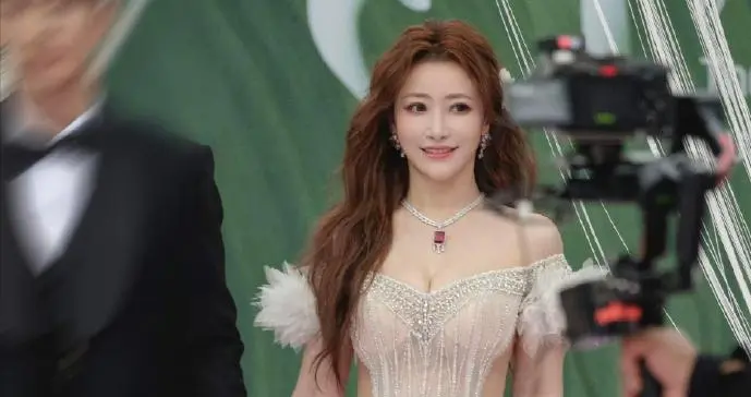 50岁陈紫函优雅绽放，气质美到窒息