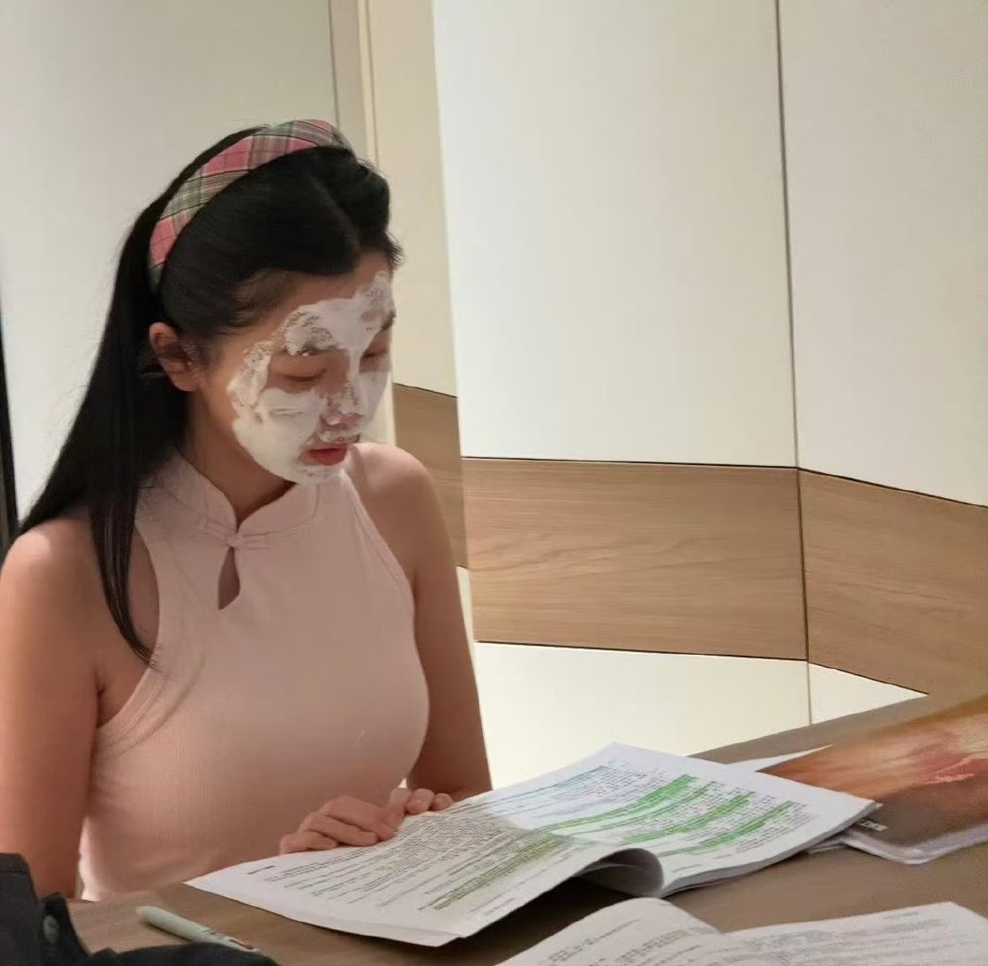 虞书欣紫黄背心虞书欣银框墨镜小宝宝出现噜!!!!虞书欣