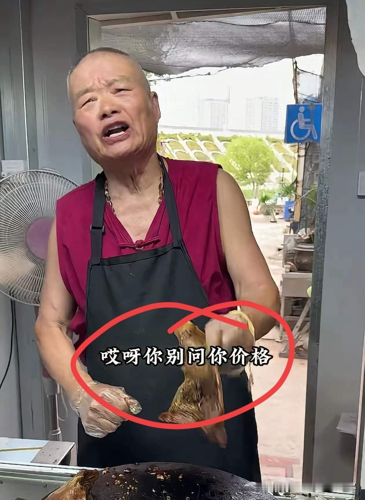 真的很好奇合肥七万卤菜店，到底是靠什么火起来的呢？老板的脾气暴躁不说，店里连张价