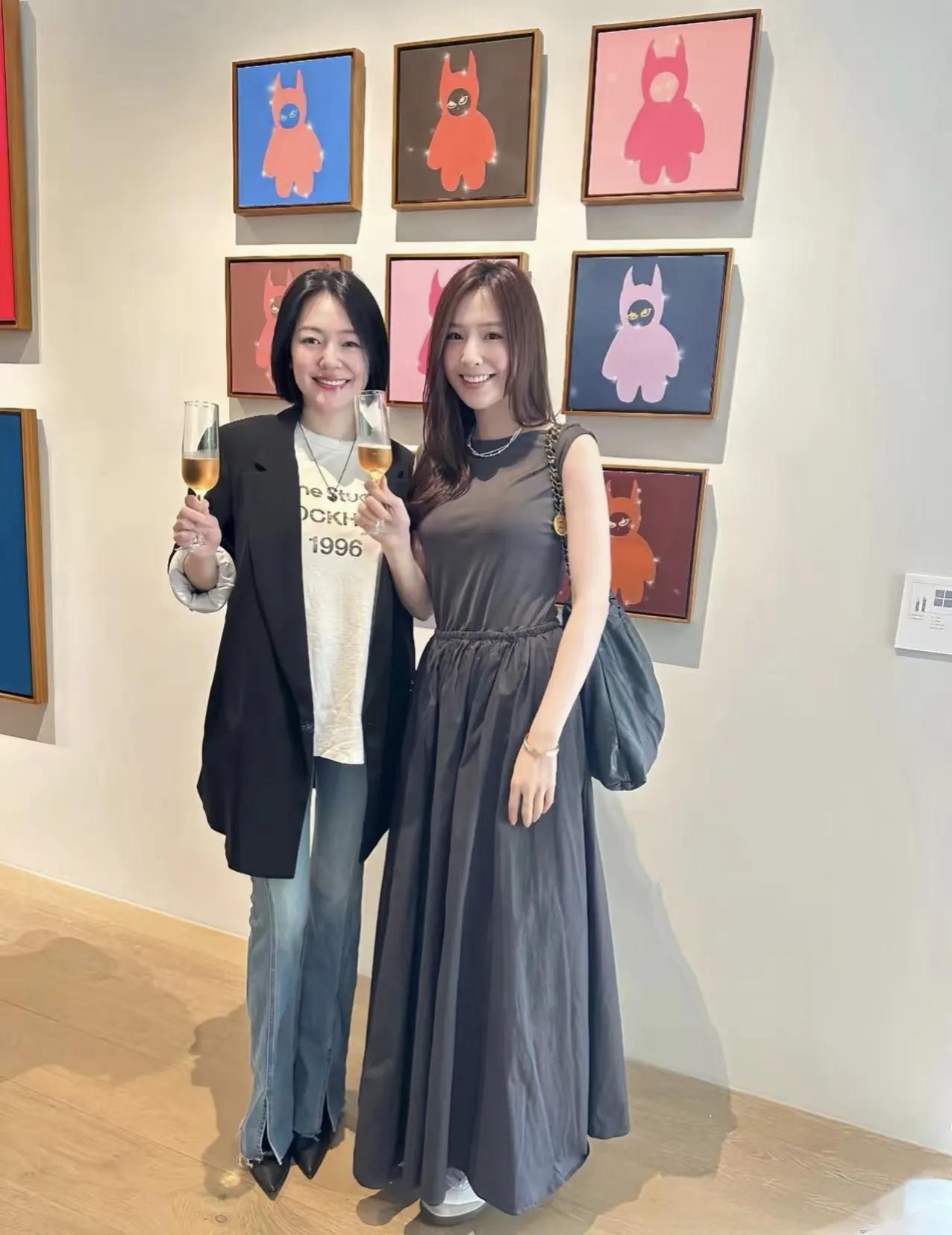 小S在姐姐大S病逝后第一次公开露面，她和朋友在女儿画展上一起喝酒，脸上带着笑容，
