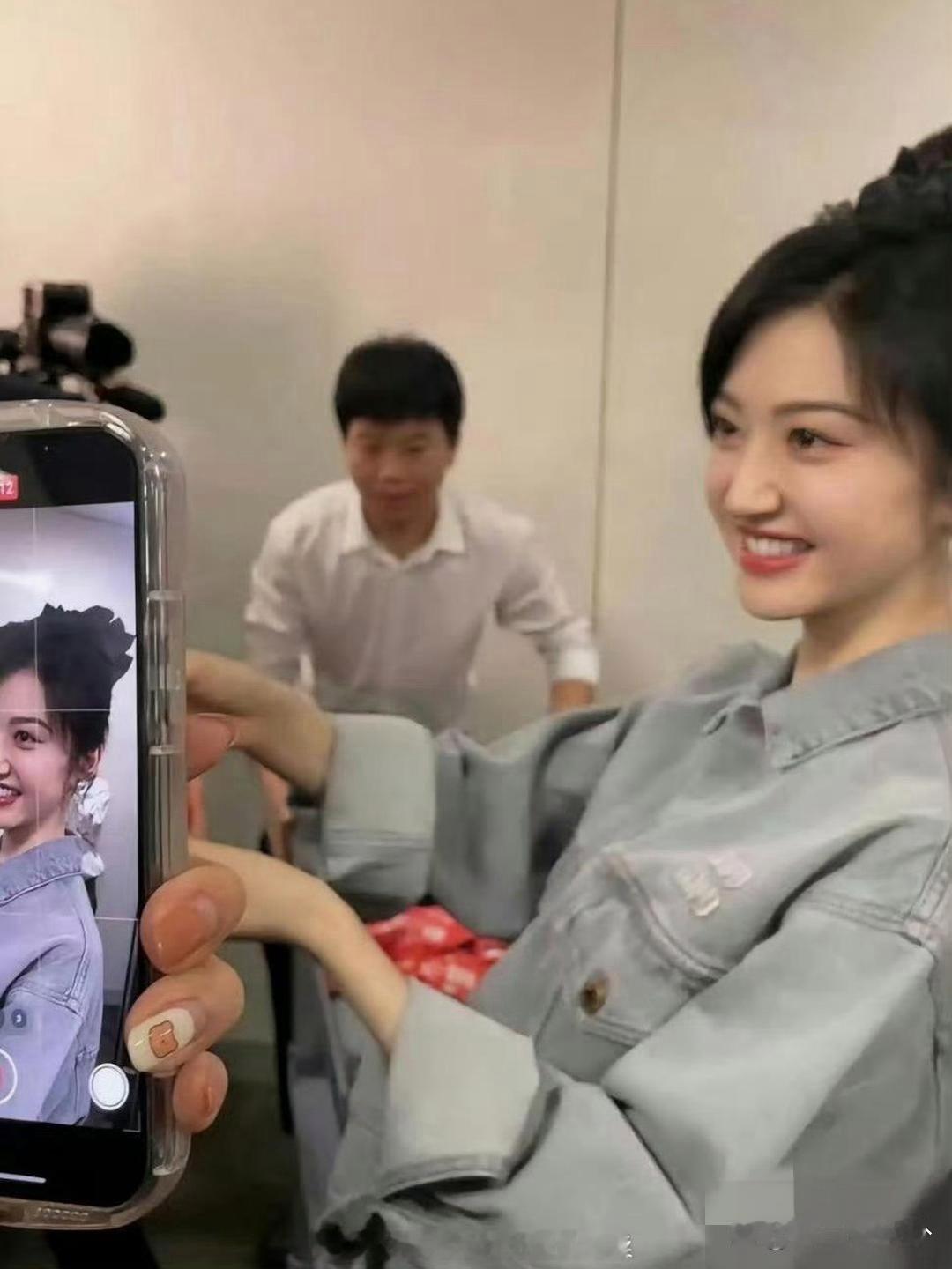 景甜现实中老吓人了……原相机拍都白得发光，一直觉着她好看，没想到真人更美，惊到我
