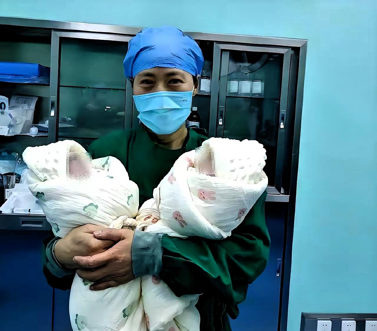 医生从产房出来，拍了拍门口那哥们儿的肩膀：“恭喜啊，你媳妇生的是‘砸锅和卖铁’！