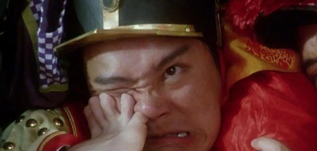 1992年拍《鹿鼎记》，周星驰死活不肯把替身的脚趾塞自己鼻孔。他咬死一句话：“