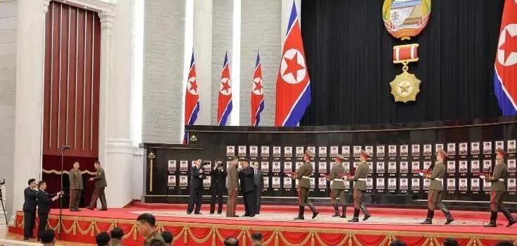金正恩接见赴俄参战士兵称：你们巩固了朝鲜世界最强军队的地位。根据朝鲜劳动