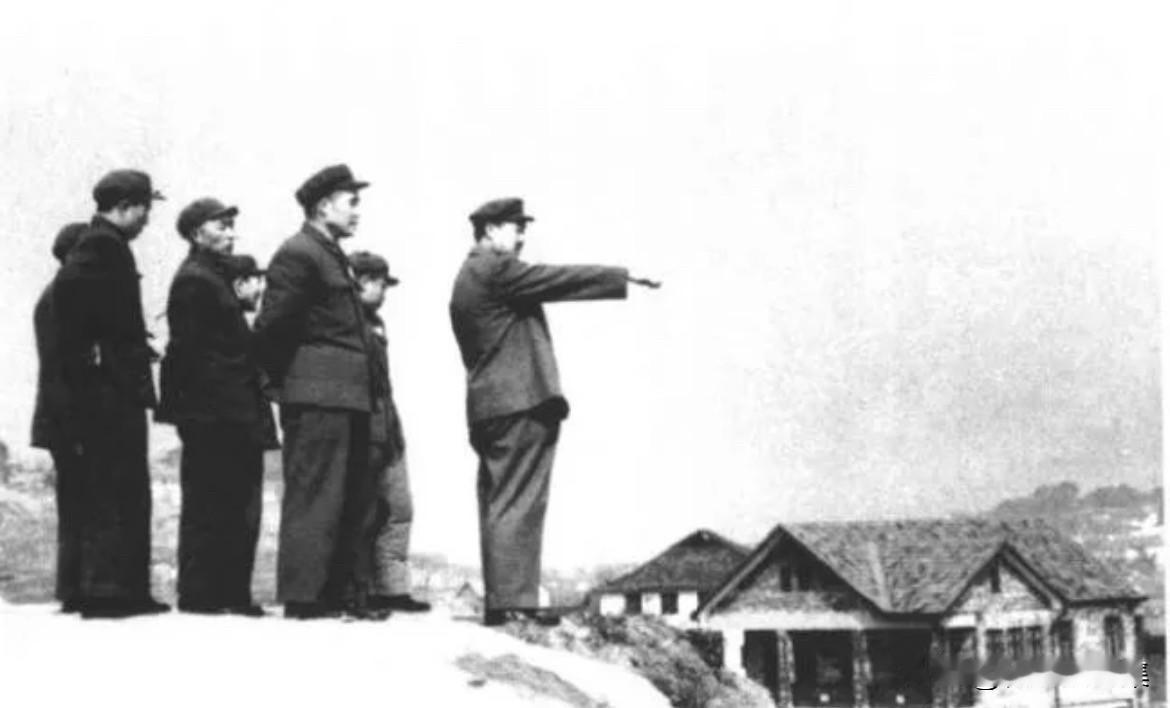 1952年，重庆，贺龙（右一）在李达（右三）等人的陪同下视察工作。此时，贺龙是西