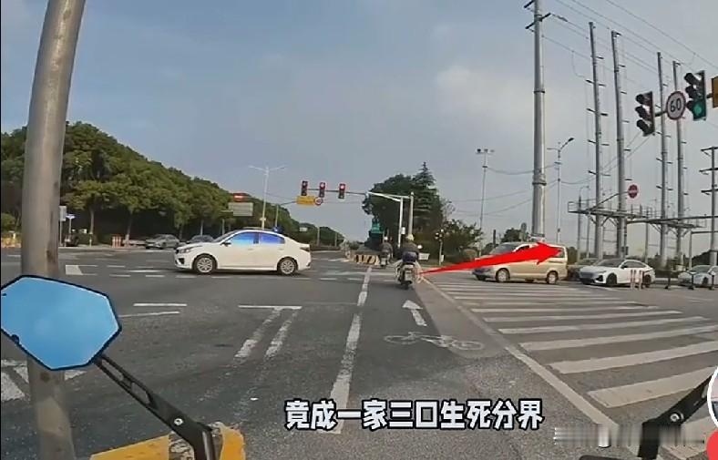 6月20日安徽广德一路口发生一起痛心的交通事故。一位母亲骑电动车，带着两个孩子