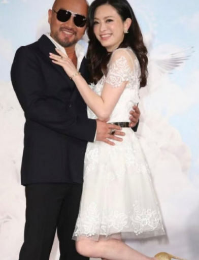 五年了，他没有消费过亡妻，没有消费过女儿，也辛苦了，走出來吧，你們的女儿需要你，