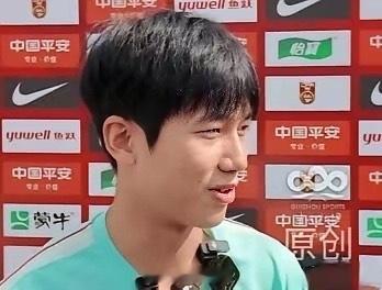 对事不对人！“小武磊”向余望表现令人失望。U23国家队对阵塔吉克斯坦的热身赛下半