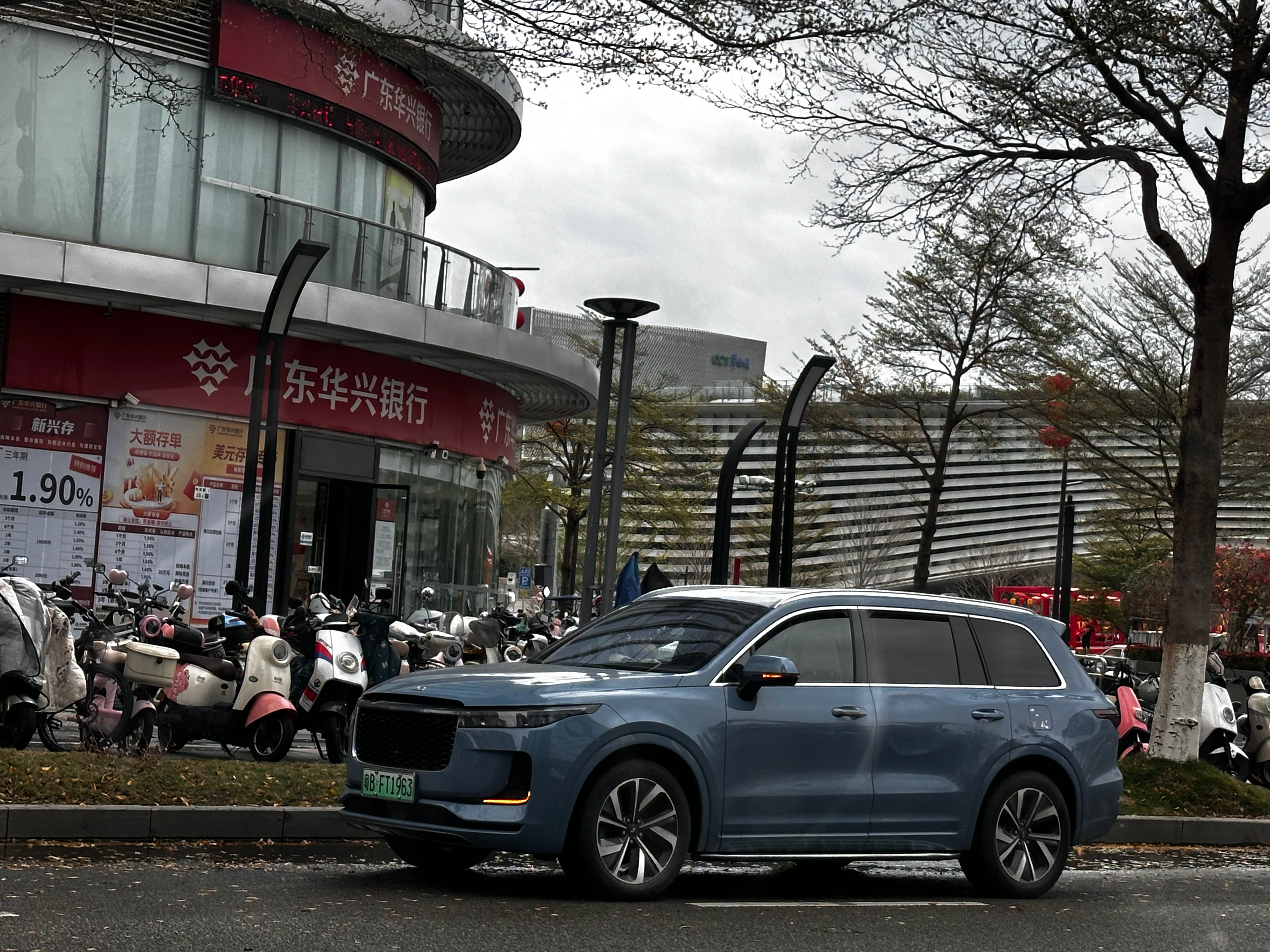 在等红绿灯的时候，看到一款帅爆了的车。深圳·深圳书城湾区之眼