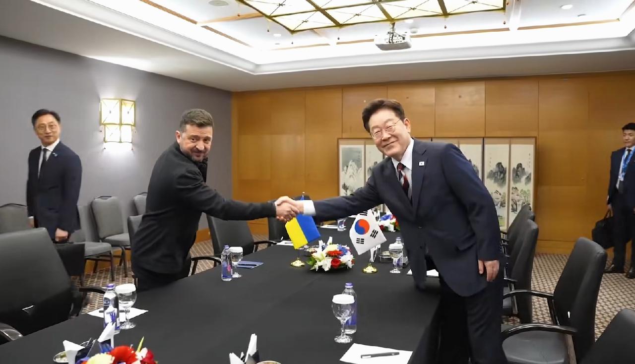 泽连斯基李在明土耳其会晤！3个细节：1、会务太差劲！连一个席卡都没有！土耳其会