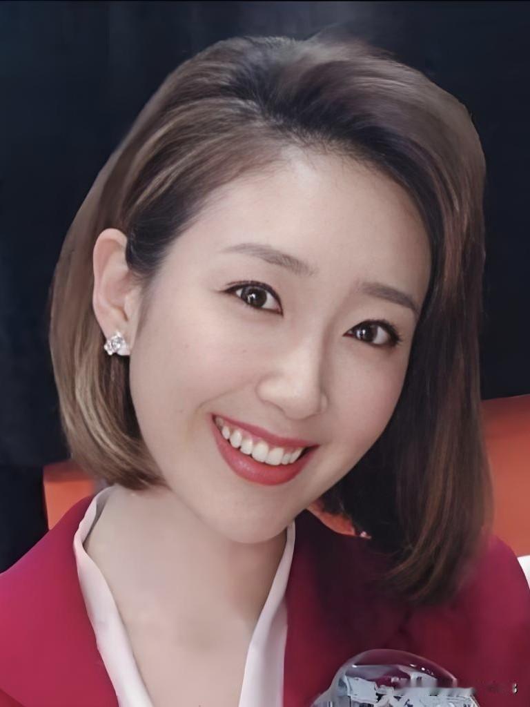 王嘉宁，央视新生代主持。温婉大气，才思敏捷，于典籍中传递文化力量，以灵动诠释时代