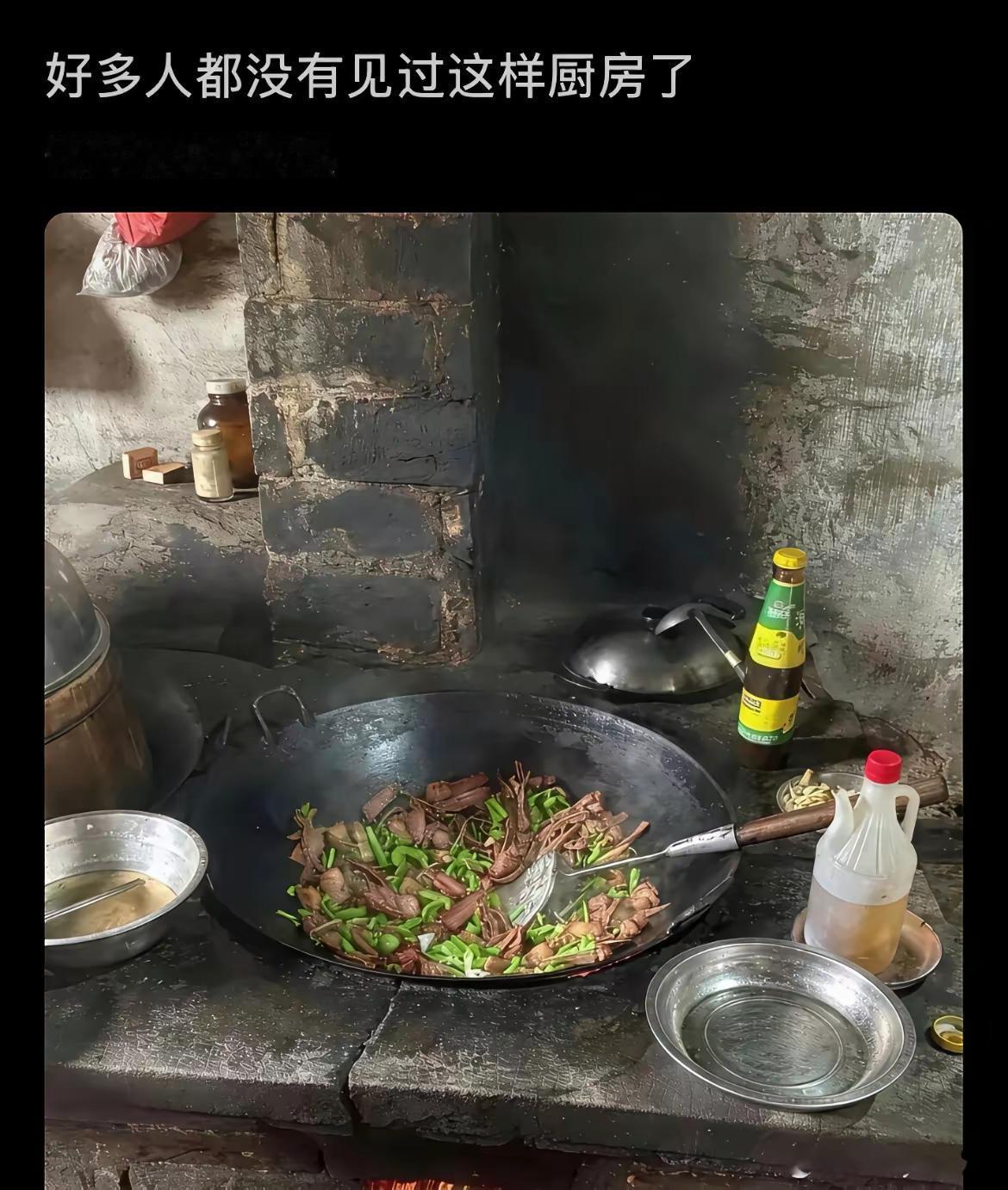 别嫌弃俺家穷大锅灶的饭菜保管你吃了还想吃[滑稽笑]