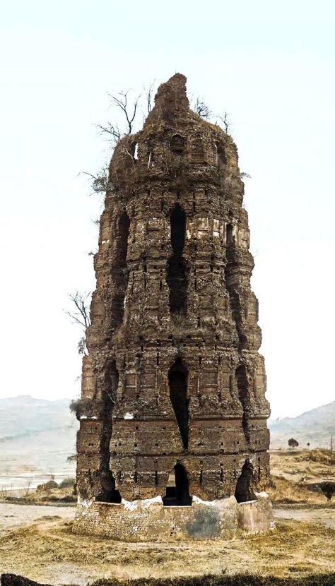 1924年，雷峰塔突然倒塌，人们害怕白蛇出塔，纷纷呼喊：“快跑啊，雷峰塔倒了，白