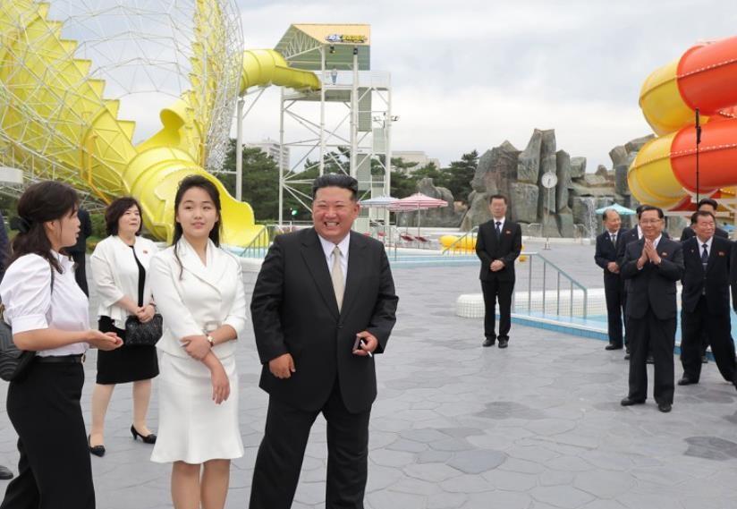 金正恩女儿金珠爱再公开露面，身穿洁白套裙，身高已超过金正恩。朝鲜中央通讯社今天
