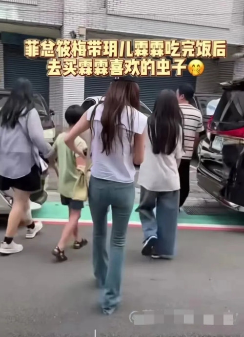 小玥儿的穿衣风格大变样，大体恤大裤子，有点时尚少女风了，从背影看，完全不